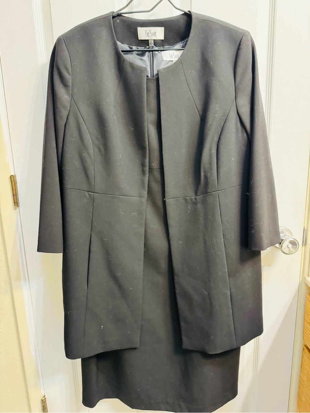 Le Suit Black Sleeveless Sheath Dress Suit